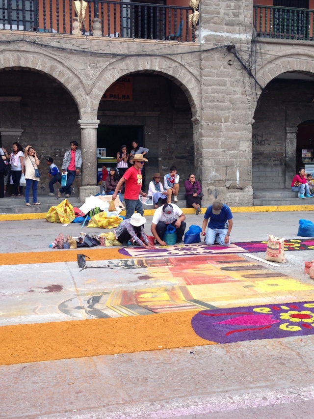 Dessin en pigments réalisé sur le sol de toute la Plaza de Armas